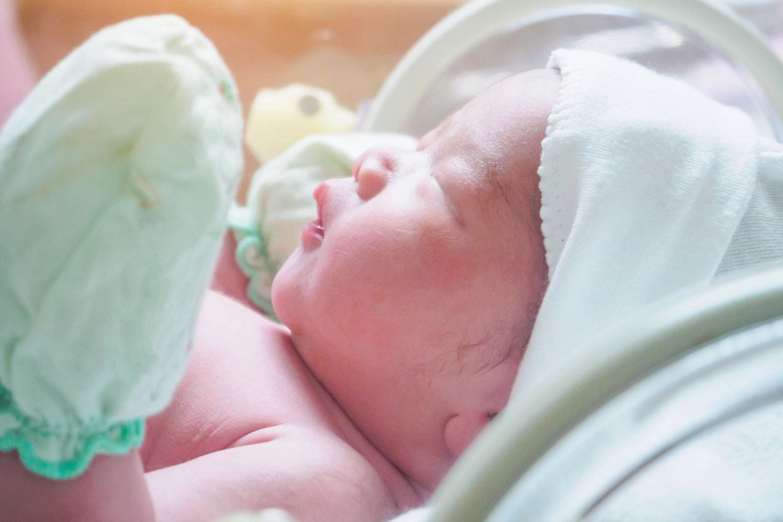 Nouveau-né en maternité avec tétine, respiration difficile liée à une laryngomalacie