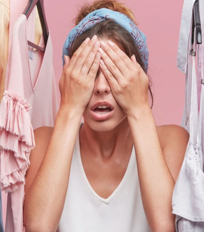 Femme débordée devant un dressing rempli de vêtements mode femme 40 ans fast fashion