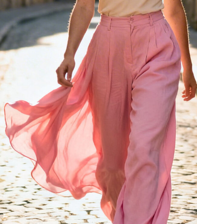femme portant un pantalon fluide rose oversize look été 2026 tendance slow