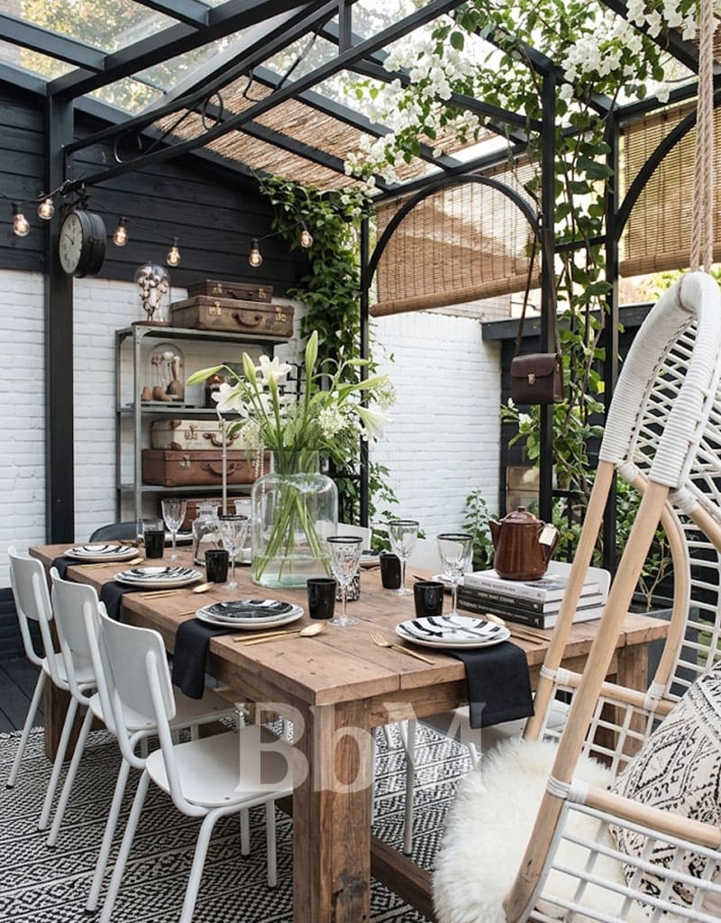 retro chic salle a manger exterieur jardin slow home bebymaman salle à manger extérieure style rétro chic avec table en bois brut et décoration bohème slow home jardin