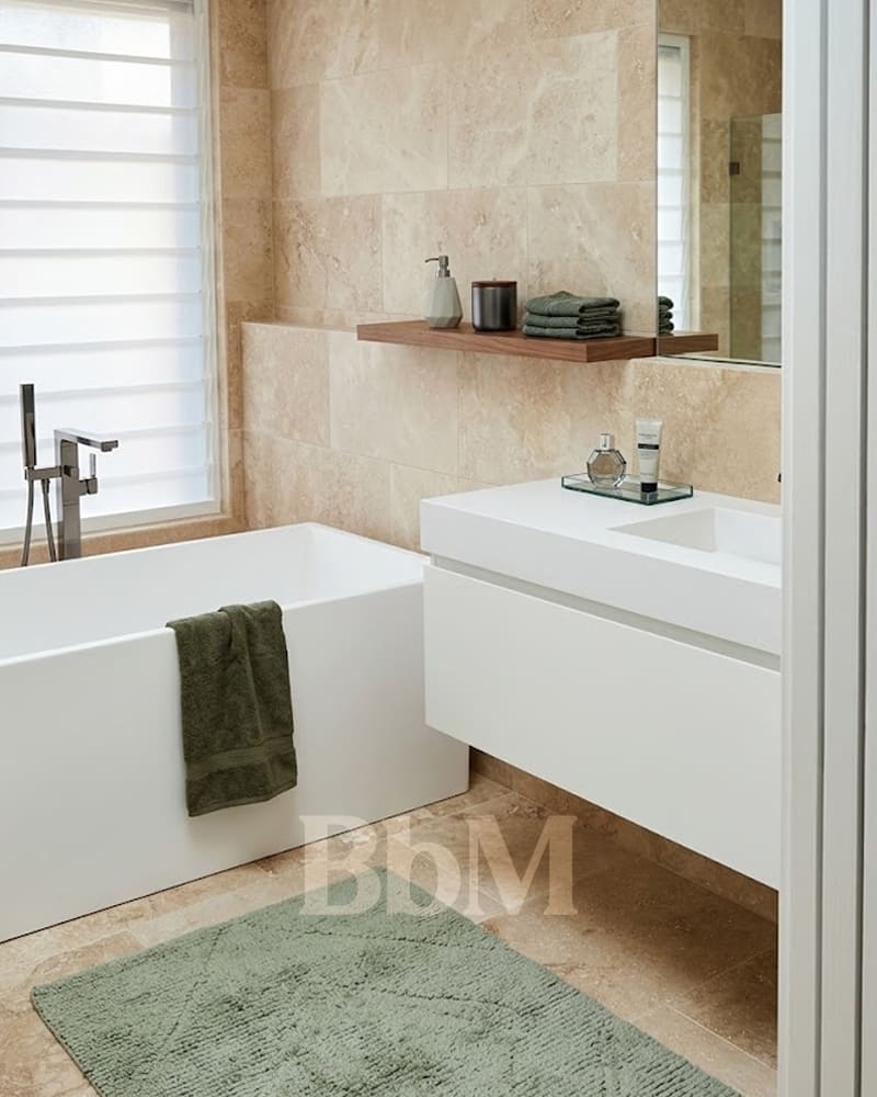 salle de bain travertin ambiance moderne bebymaman Salle de bain en travertin moderne avec baignoire et meuble blanc suspendu