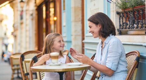Maman et sa fille partageant un moment complice en terrasse, illustration du slow living en famille et du temps de qualité au quotidien