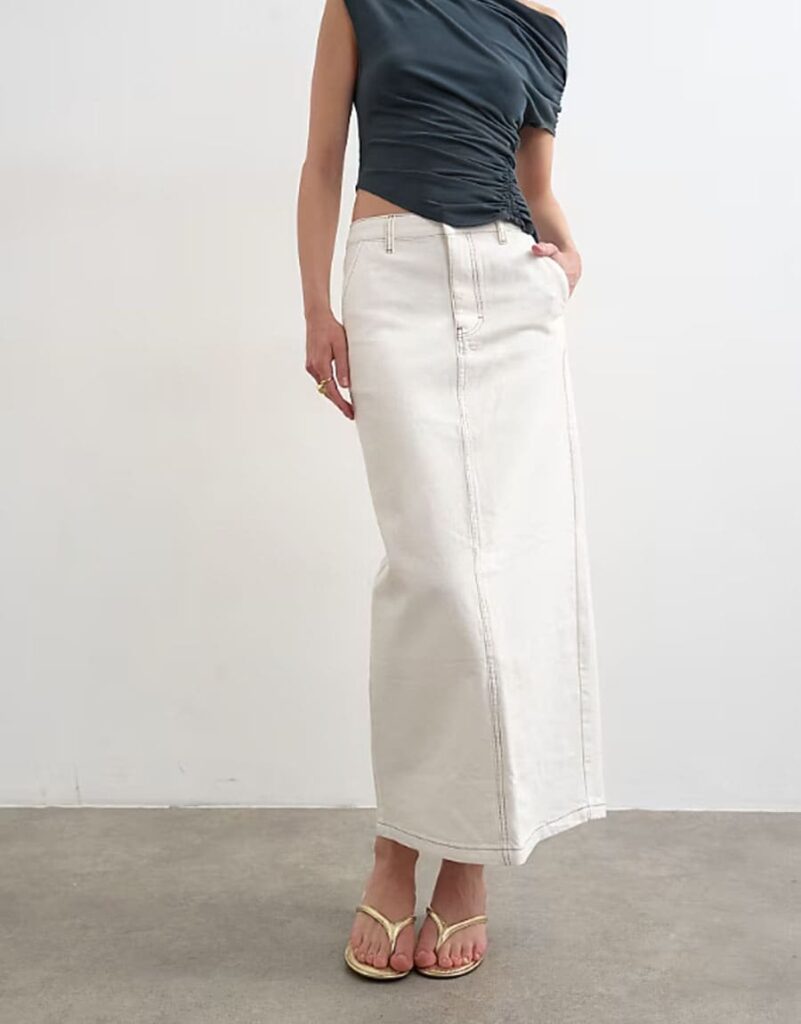 jupe jeans blanc mode femme 40 ans maman quadra bebymaman Femme portant une jupe longue droite en denim ivoire Topshop, coupe chic et confortable tendance mode femme quadra été 2026