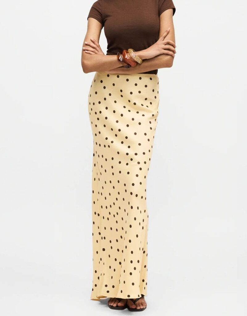 jupe motif mode femme 40 ans maman quadra bebymaman Femme portant une jupe longue satinée à pois buttercream Topshop, tendance mode chic femme quadra été 2026