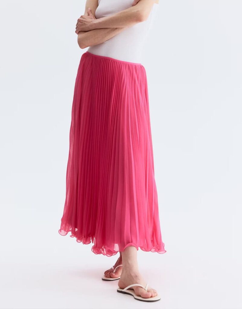 jupe plissee rose mode femme 40 ans maman quadra bebymaman Femme portant une jupe longue plissée rose vaporeuse H&M, tendance mode femme quadra chic et confortable été 2026