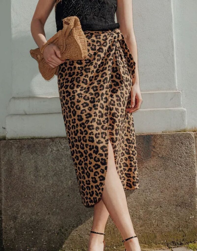 jupe porteuille leopard mode femme 40 ans maman quadra bebymaman Femme portant une jupe portefeuille léopard en gaze de coton Promod, tendance mode femme quadra chic et confortable été 2026