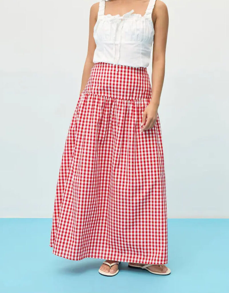 jupe vichy rouge mode femme 40 ans maman quadra bebymaman Femme portant une jupe longue rouge à carreaux Vichy PixieGirl Petite, tendance mode femme quadra été 2026