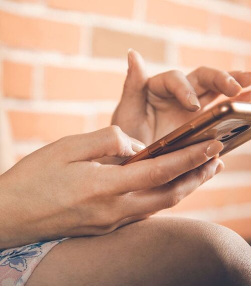 Mila contre Goliath : charge mentale numérique et slow content à l’ère TikTok
