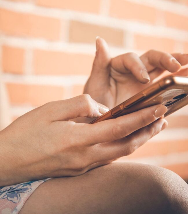 ALT Femme utilisant son téléphone portable et scrollant sur les réseaux sociaux dans un contexte de charge mentale numérique