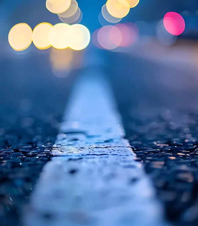 Route mouillée après la pluie symbolisant le coma, l'accident de la route et la reconstruction de sa vie après une épreuve majeure.