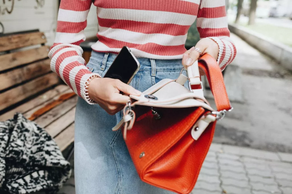 definition maman hybride femme multiples roles bebymaman Femme cherchant un objet dans son sac, symbole du quotidien d'une maman hybride qui jongle entre ses multiples rôles de mère, salariée et femme active.