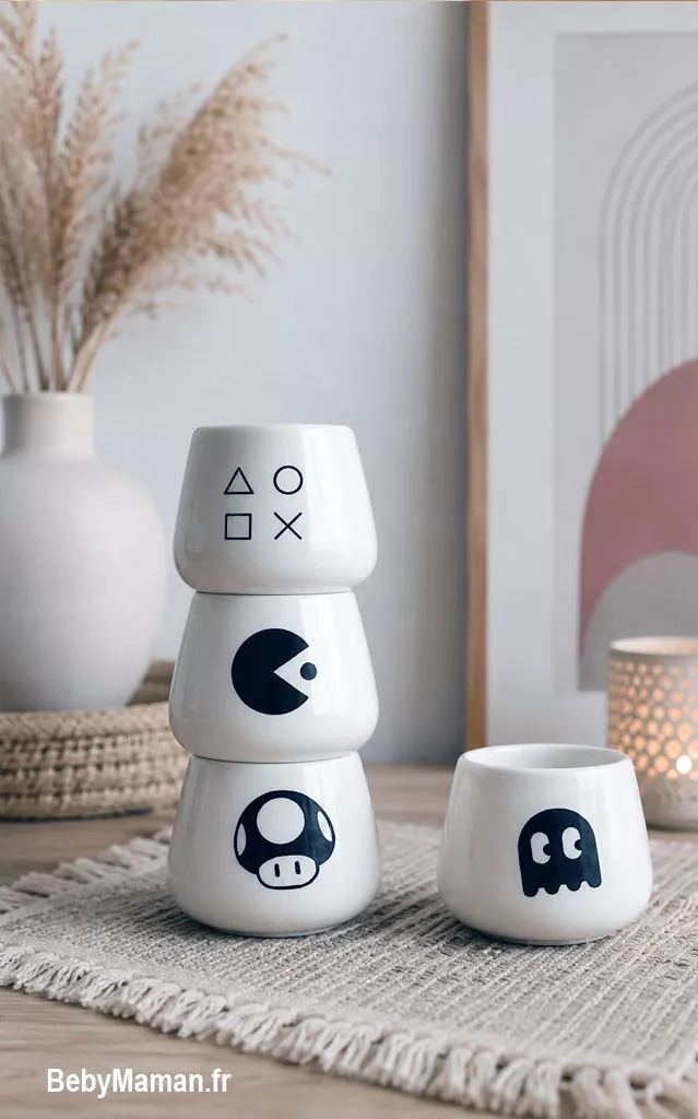 tasse jeux video decoration boheme geek chic papa maman maison bebymama Gobelets en céramique décorés de Pac-Man, fantôme, champignon Mario et symboles PlayStation dans une décoration bohème chic épurée.