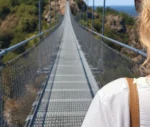 Une journée slow à Mazamet : traverser la passerelle jusqu&rsquo;au village médiéval de Hautpoul