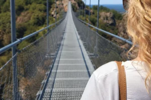 Une journée slow à Mazamet : traverser la passerelle jusqu&rsquo;au village médiéval de Hautpoul