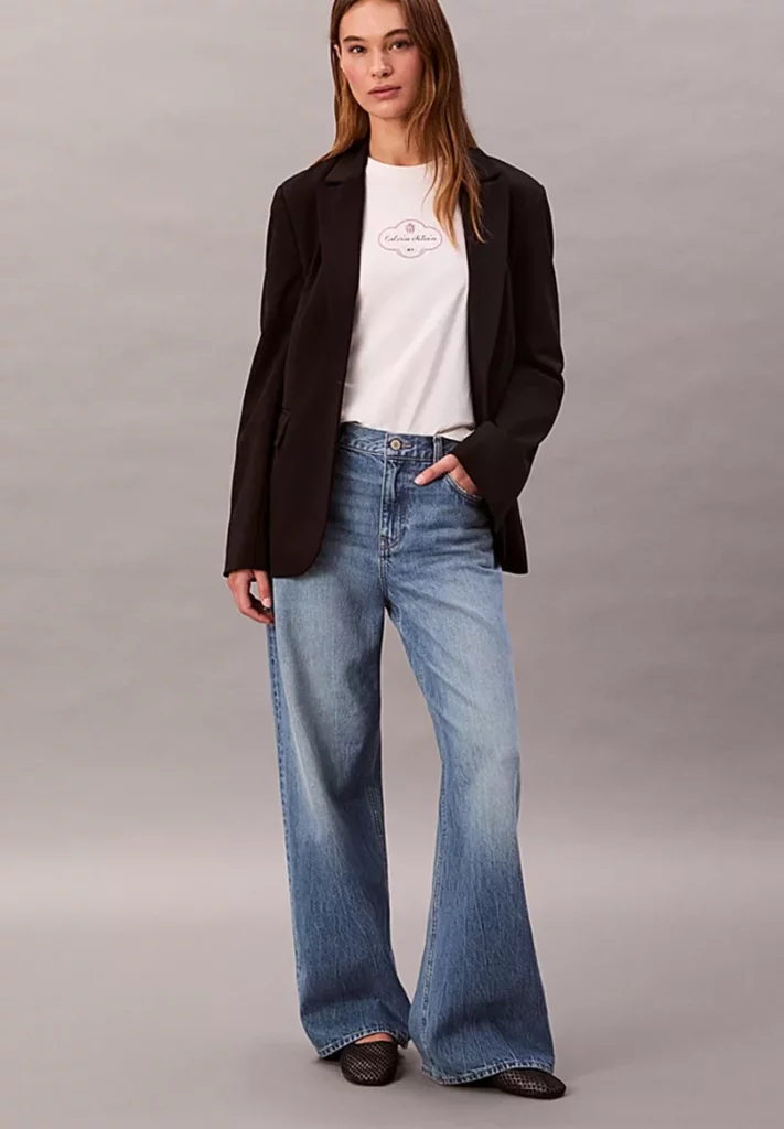 calvin klein jeans wide leg bebymaman Jean baggy Calvin Klein bleu avec blazer chocolat et t-shirt blanc pour un look automne-hiver casual chic.