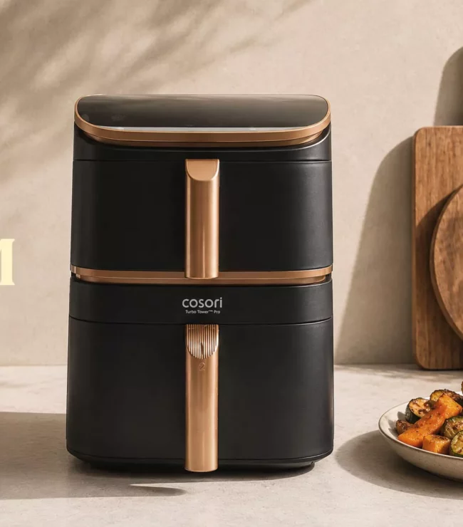 Cosori Turbo Tower Pro noir et cuivre avec légumes rôtis dans une cuisine familiale