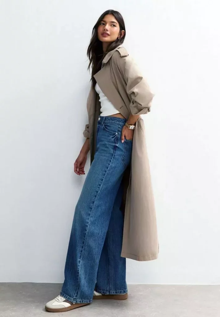 denim brute jeans wide leg bebymaman Jean wide leg bleu New Look ADALAE porté avec un trench beige et des baskets blanches pour un look automne-hiver chic et décontracté.