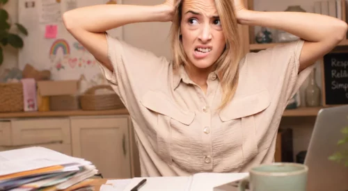 Femme débordée devant son ordinateur illustrant le slow par la soustraction