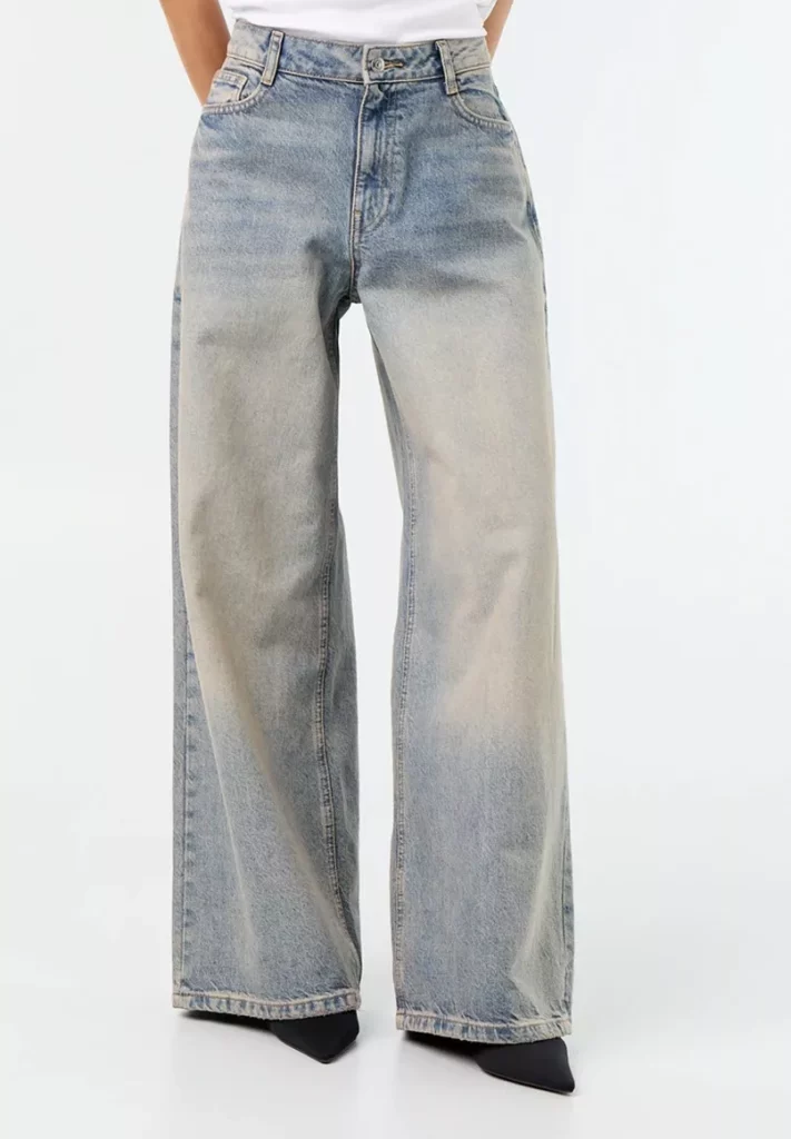 kiabi jeans wide leg bebymaman Jean wide leg taille haute bleu clair délavé Kiabi avec coupe large et silhouette fluide, idéal pour un look automne-hiver tendance.