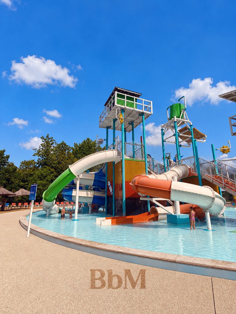 waligator agen piscine enfant patogoire tobogans 768x1024 1 Espace aquatique pour enfants avec toboggans à Aqualigator
