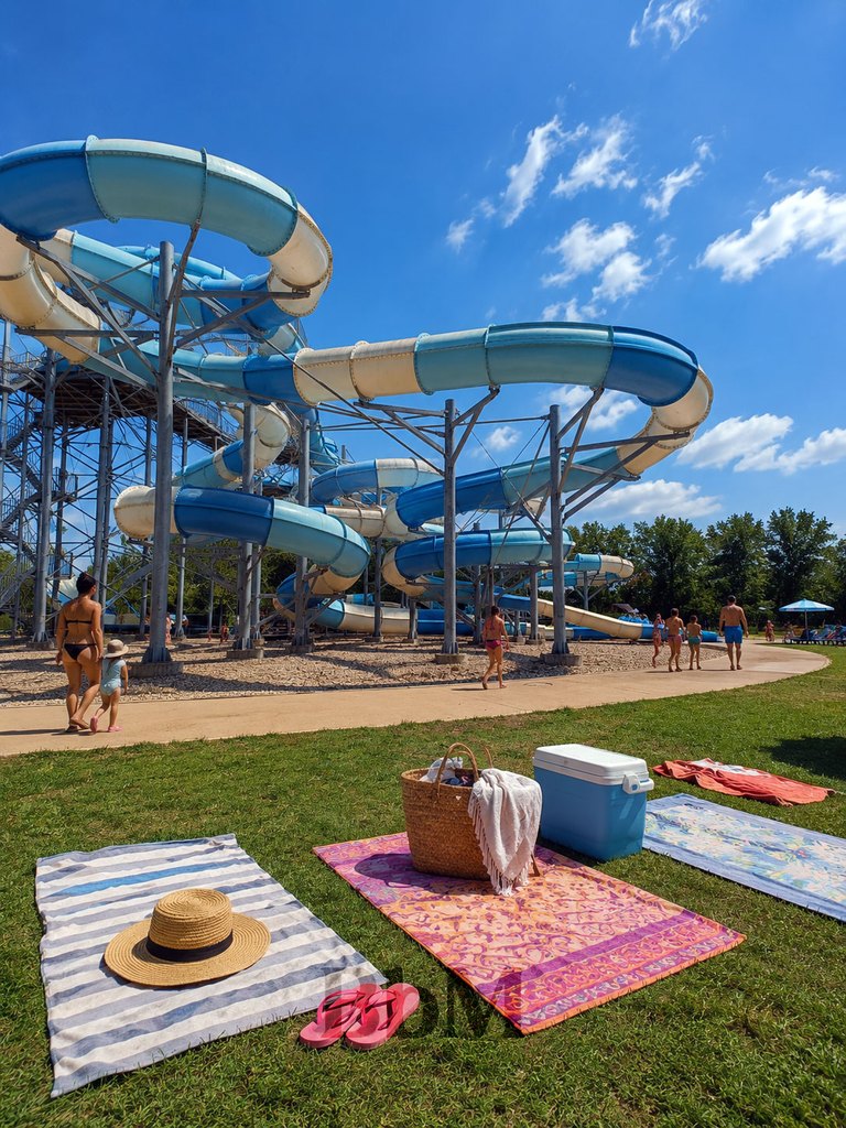 waligator agen piscine tobogan aquatique geant 768x1024 1 Grands toboggans aquatiques bleus à Aqualigator près d’Agen