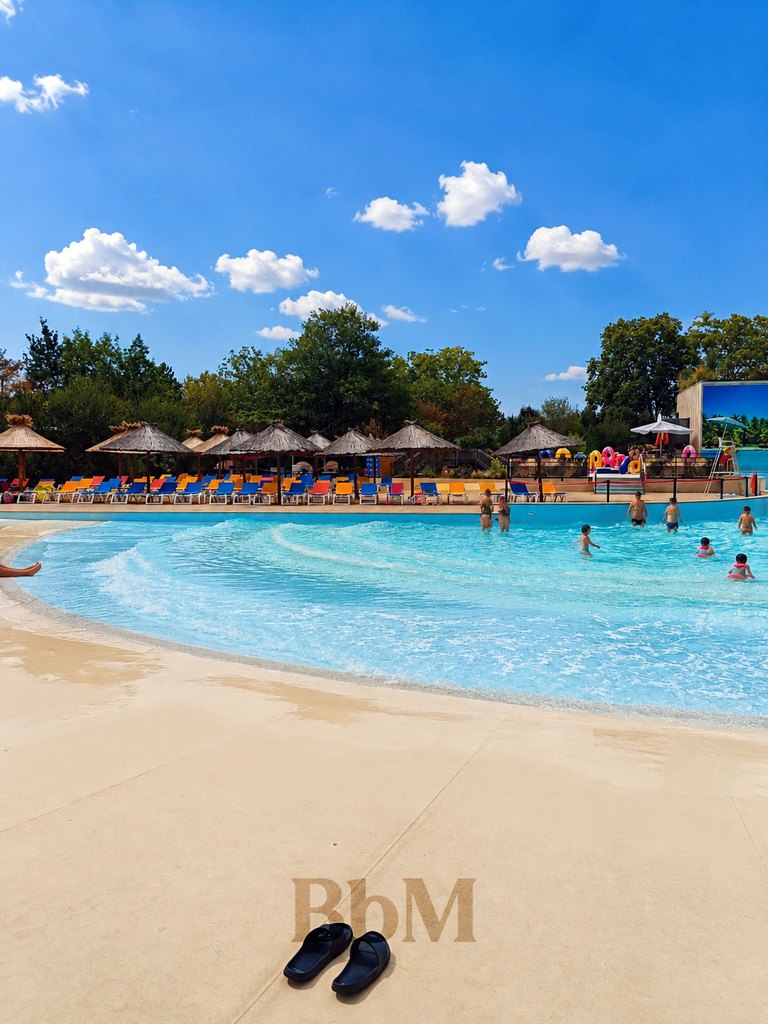 waligator agen piscine transat parasol bourees 768x1024 1 Piscine à vagues et transats au parc aquatique Walygator Sud-Ouest près d’Agen