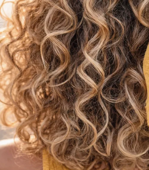 Adieu le wavy trop sage : 8 coiffures pour cheveux bouclés avec frange
