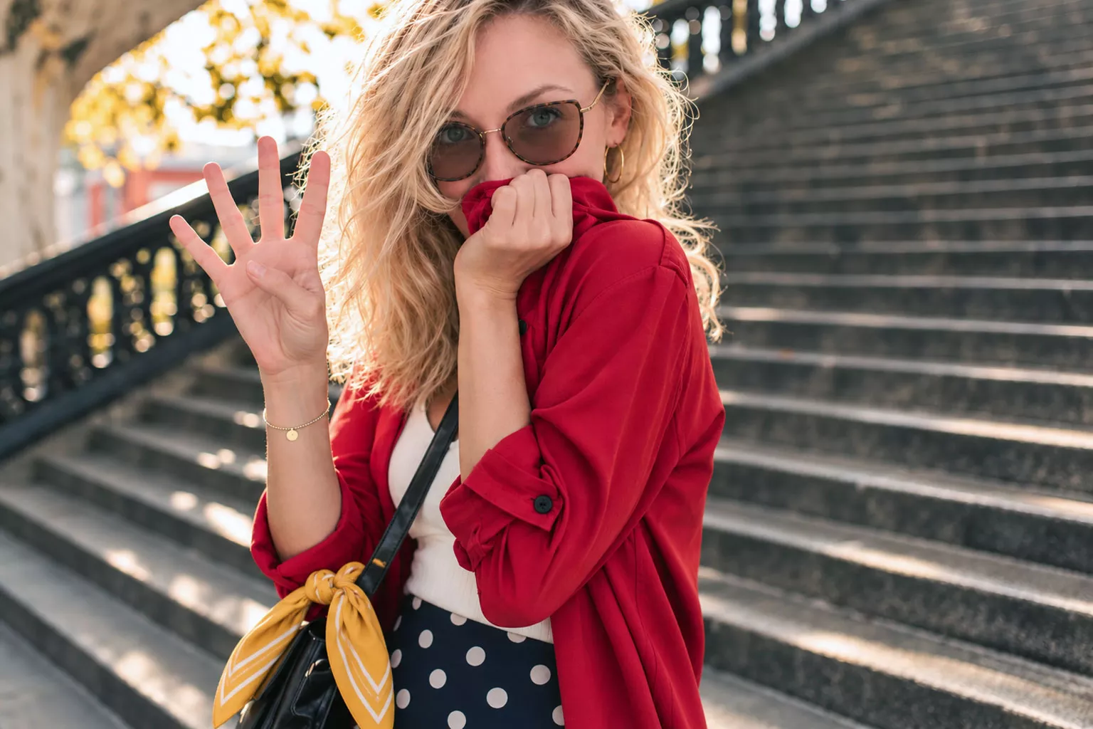 femme rue ville escalier mode rouge bebymaman Une femme en tenue rouge dans un escalier en ville