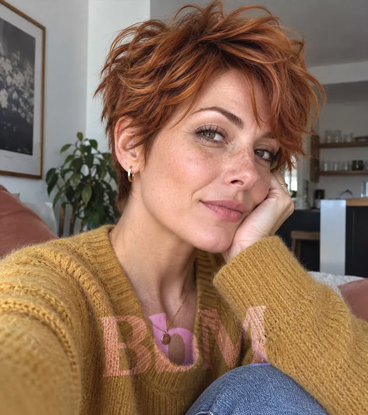 pixie cut coupe cheveux court femme bebymaman rousse Femme rousse aux cheveux courts portant un pull en maille