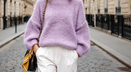 Comment porter un pull lilas avec un pantalon blanc ? 5 looks à copier