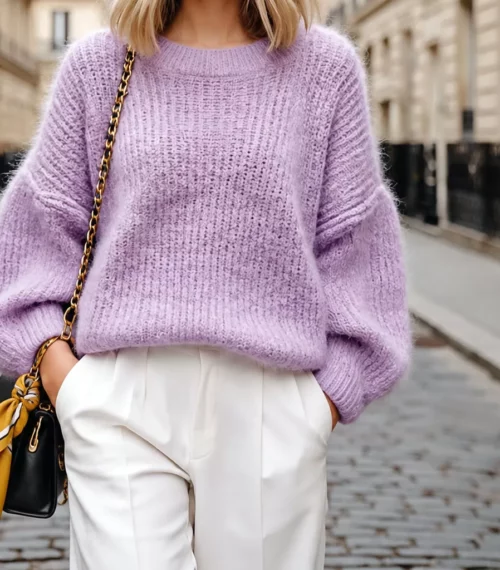 Comment porter un pull lilas avec un pantalon blanc ? 5 looks à copier