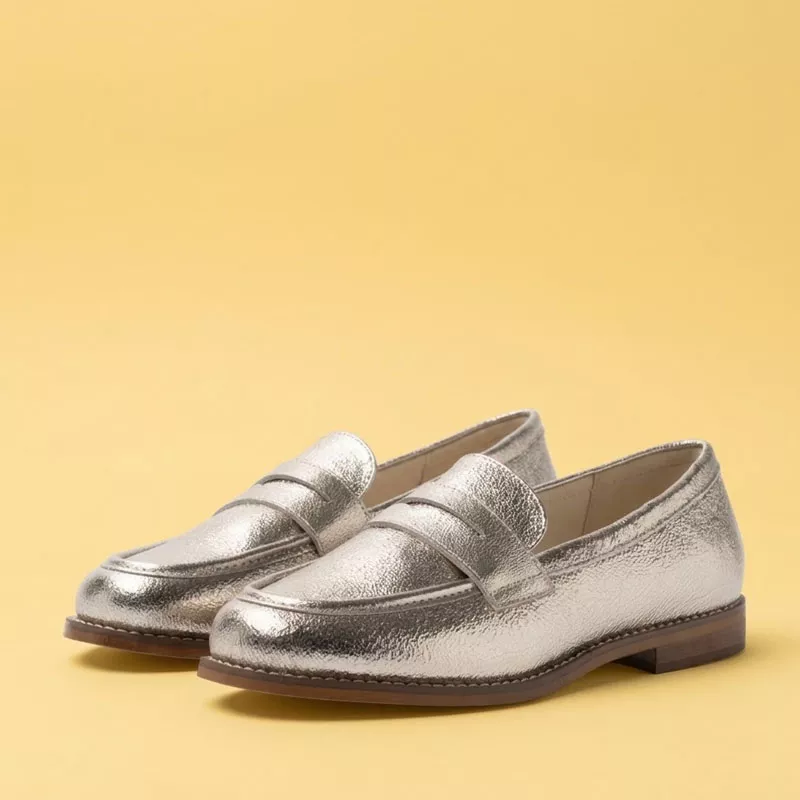 mocassin chaussea Paire de mocassins San Marina à finition métallisée claire, sur fond jaune
