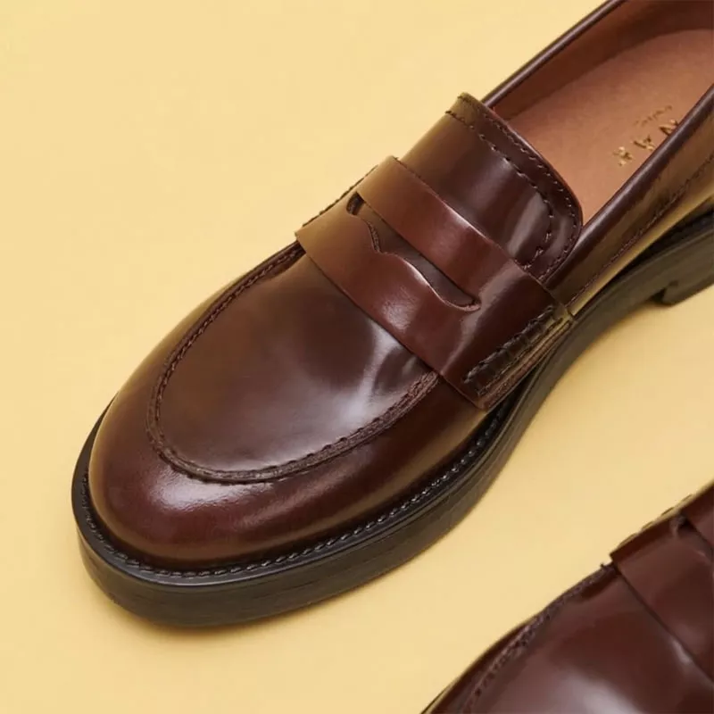 mocassin la redoute Mocassin Jonak Mirna marron foncé en cuir avec une semelle épaisse, sur fond jaune