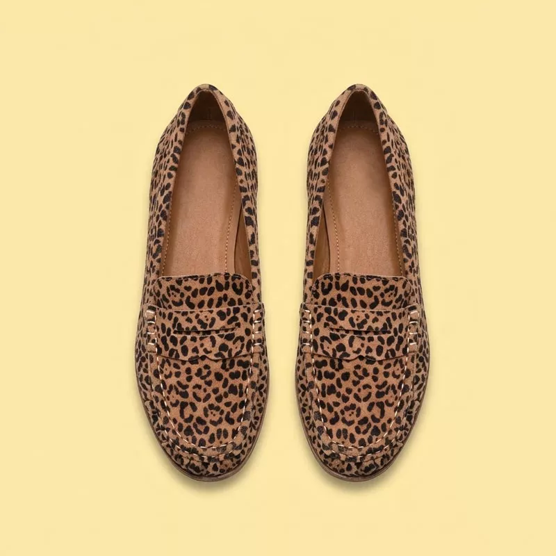 mocassin sarenza Paire de mocassins Tamaris à imprimé léopard avec bride sur le dessus et coutures apparentes, sur fond jaune