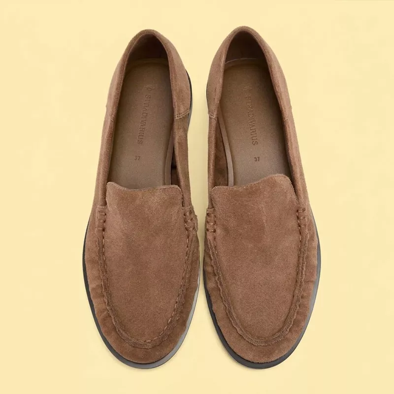 mocassin stradivarius Paire de mocassins Stradivarius couleur tan à finition veloutée et sans bride, sur fond jaune