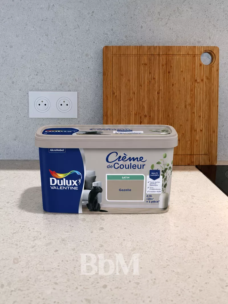 peinture interieure dulux valentine decoration maison renovation bebymaman 01 Pot de peinture Dulux Valentine Crème de Couleur Gazelle satin posé sur le plan de travail de la cuisine.