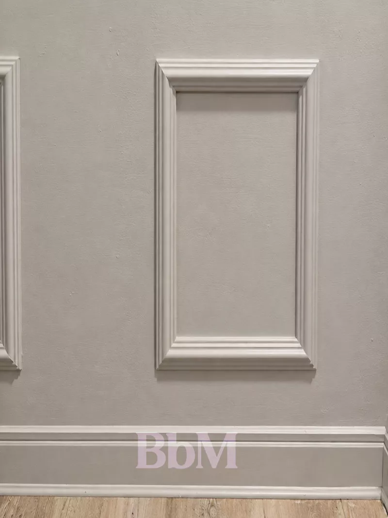 peinture interieure dulux valentine decoration maison renovation bebymaman 04 Détail d’un soubassement et de ses moulures peints en Gazelle satin, au-dessus du parquet.